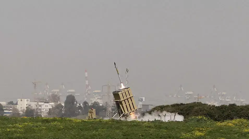 מערכת כיפת ברזל משגרת טיל מיירט סמוך לאשדוד. מרץ, 2012 מערכת כיפת ברזל משגרת טיל מיירט סמוך לאשדוד. מרץ, 2012