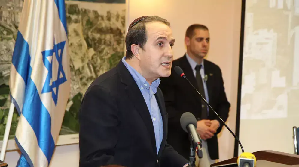 ראש הממשלה בנימין נתניהו וראש עירית אשדוד יחיאל לסרי במסיבת עיתונאים עם ראשי המועצות של הדרום על ההסלמה, מרץ 2012