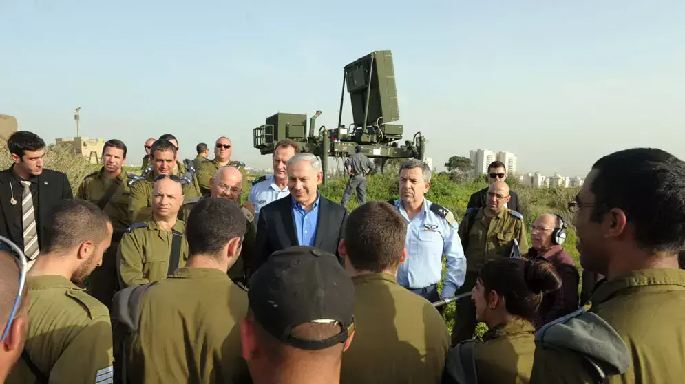 ראש הממשלה בנימין נתניהו בסוללת כיפת ברזל בדרום, מרץ 2012 ראש הממשלה בנימין נתניהו בסוללת כיפת ברזל בדרום, מרץ 2012