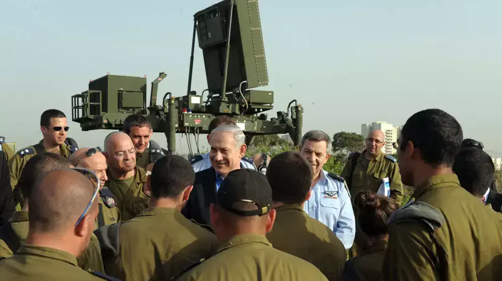 ראש הממשלה בנימין נתניהו בסוללת כיפת ברזל בדרום, מרץ 2012 ראש הממשלה בנימין נתניהו בסוללת כיפת ברזל בדרום, מרץ 2012