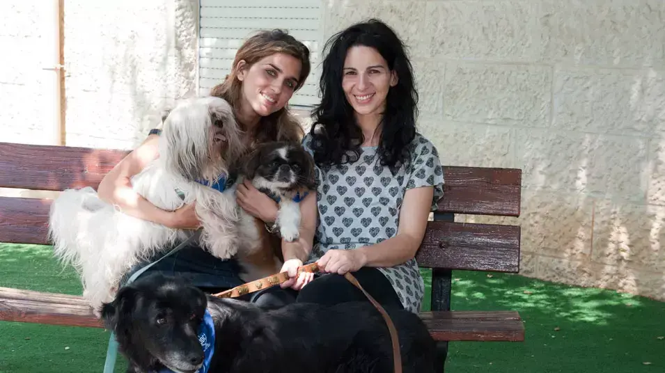 ליזה אמויאל (מימין), מנהלת פרויקט כלבי ליטוף ליזה אמויאל (מימין), מנהלת פרויקט כלבי ליטוף