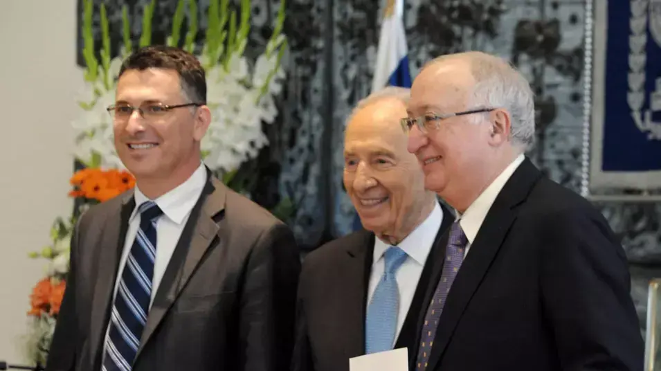 נשיא המדינה והשר גדעון סער מעניקים את כתב המינוי לפרופ' מנואל טרכטנברג, יו"ר ועדת התכנון והתקצוב, מרץ 2012 נשיא המדינה והשר גדעון סער מעניקים את כתב המינוי לפרופ' מנואל טרכטנברג, יו"ר ועדת התכנון והתקצוב, מרץ 2012