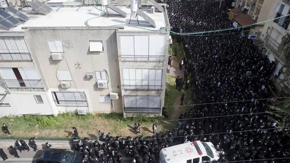 הלוויתו של האדמו"ר מויז'ניץ, הרב משה יהושע הגר, מרץ 2012 הלוויתו של האדמו"ר מויז'ניץ, הרב משה יהושע הגר, מרץ 2012