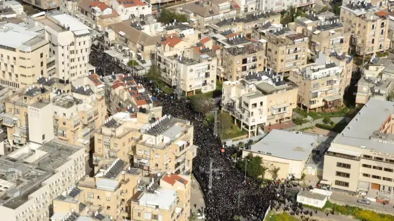 אלפים בהלוויית האדמו"ר מוויז'ניץ