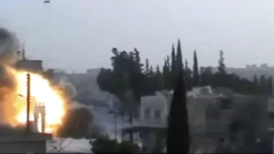 מתוך סרטון חובבים המתעד את הפגזת העיר אידליב בידי צבא סוריה, 12 במרץ 2012 מתוך סרטון חובבים המתעד את הפגזת העיר אידליב בידי צבא סוריה, 12 במרץ 2012
