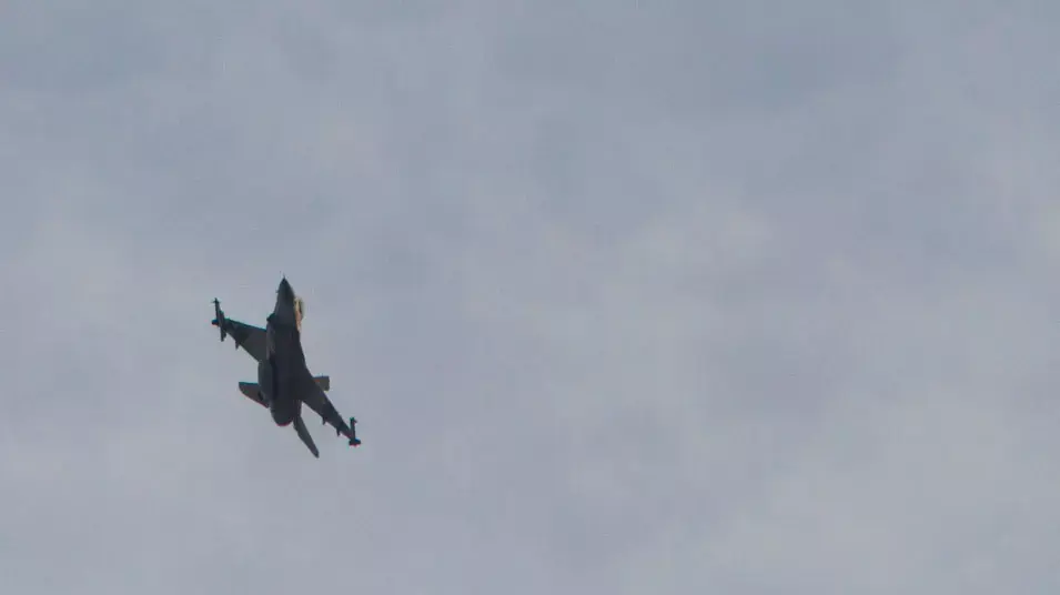 מטוס F-16 של חיל האוויר מעל אשדוד. מרץ, 2012