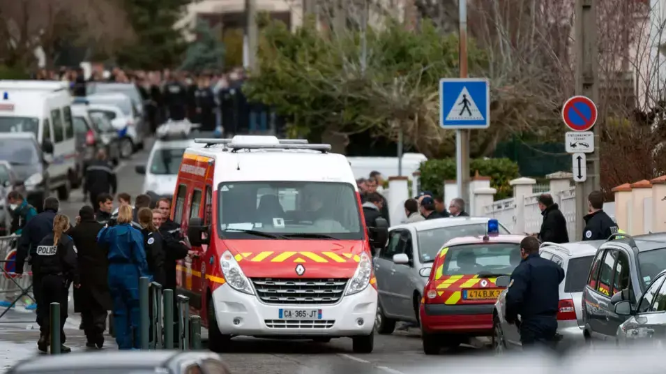 זירת אירוע ירי ליד בית הספר היהודי "אוצר התורה" בעיר טולוז, דרום צרפת, 19 במרץ 2012