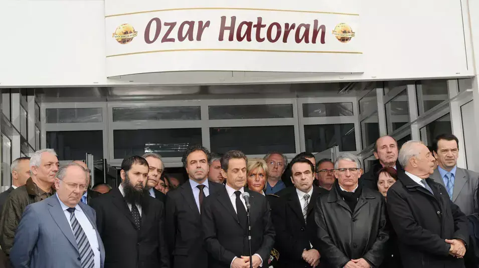 ניקולא סרקוזי מול "אוצר התורה "בית ספר יהודי בטולוז שבו אירע פיגוע הירי, מרץ 2012 ניקולא סרקוזי מול "אוצר התורה "בית ספר יהודי בטולוז שבו אירע פיגוע הירי, מרץ 2012
