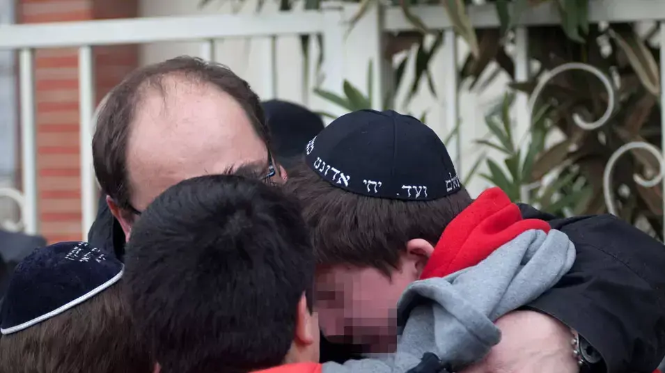 זירת אירוע הירי ליד בית הספר היהודי "אוצר התורה" בעיר טולוז, צרפת, 19 במרץ 2012 זירת אירוע הירי ליד בית הספר היהודי "אוצר התורה" בעיר טולוז, צרפת, 19 במרץ 2012