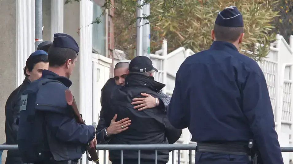 אבטחה מחוץ לבית הספר היהודי "אותר התורה" בעיר טולוז שבדרום צרפת, בבוקר שלאחר הפיגוע במקום, 20 במרץ 2012 אבטחה מחוץ לבית הספר היהודי "אותר התורה" בעיר טולוז שבדרום צרפת, בבוקר שלאחר הפיגוע במקום, 20 במרץ 2012