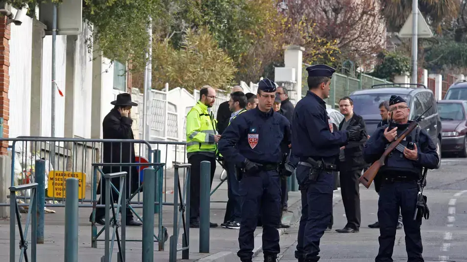 אבטחה מחוץ לבית הספר היהודי "אותר התורה" בעיר טולוז שבדרום צרפת, בבוקר שלאחר הפיגוע במקום, 20 במרץ 2012 אבטחה מחוץ לבית הספר היהודי "אותר התורה" בעיר טולוז שבדרום צרפת, בבוקר שלאחר הפיגוע במקום, 20 במרץ 2012