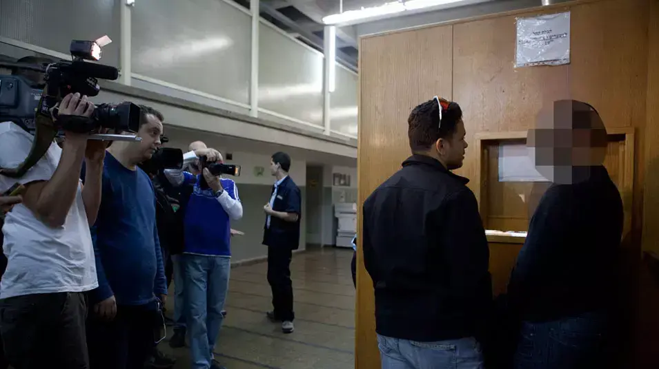 הארכת מעצר לבחור שהתחזה לאישה ובעל קטינים, מרץ 2012 הארכת מעצר לבחור שהתחזה לאישה ובעל קטינים, מרץ 2012