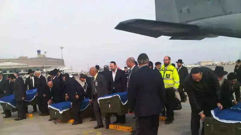 העלאת הגופות של פיגוע הירי בצרפת למטוס למנוחות בישראל, מרץ 2012