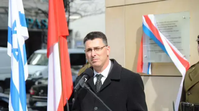 שר החינוך, גדעון סער, בטקס צבאי לגילוי לוח לזכרו של פאבל פרנקל בוארשה