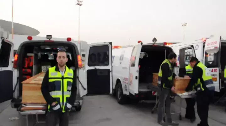 המטוס ועליו גופות הרוגי הפיגוע בטולוז נחת בישראל