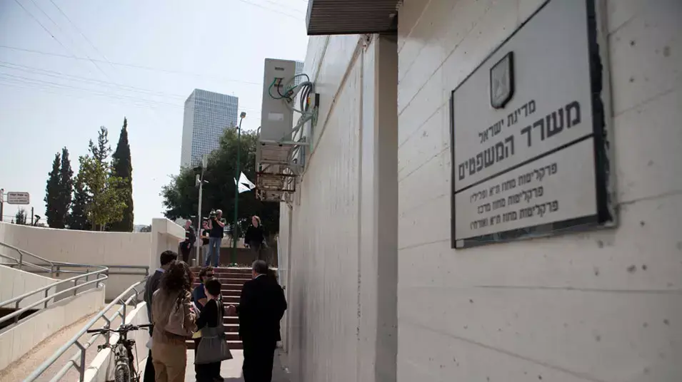 פגישה של משפחות קורבנות תאונת הרכבת בבית יהושוע עם פרקליטות מרכז ,מרץ 2012 פגישה של משפחות קורבנות תאונת הרכבת בבית יהושוע עם פרקליטות מרכז ,מרץ 2012