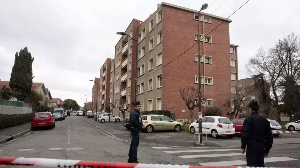 כוחות משטרה מחוץ לבית המחבל מוחמד מארח אשר ביצע את פיגוע הירי בטולוז, צרפת, מרץ 2012 כוחות משטרה מחוץ לבית המחבל מוחמד מארח אשר ביצע את פיגוע הירי בטולוז, צרפת, מרץ 2012