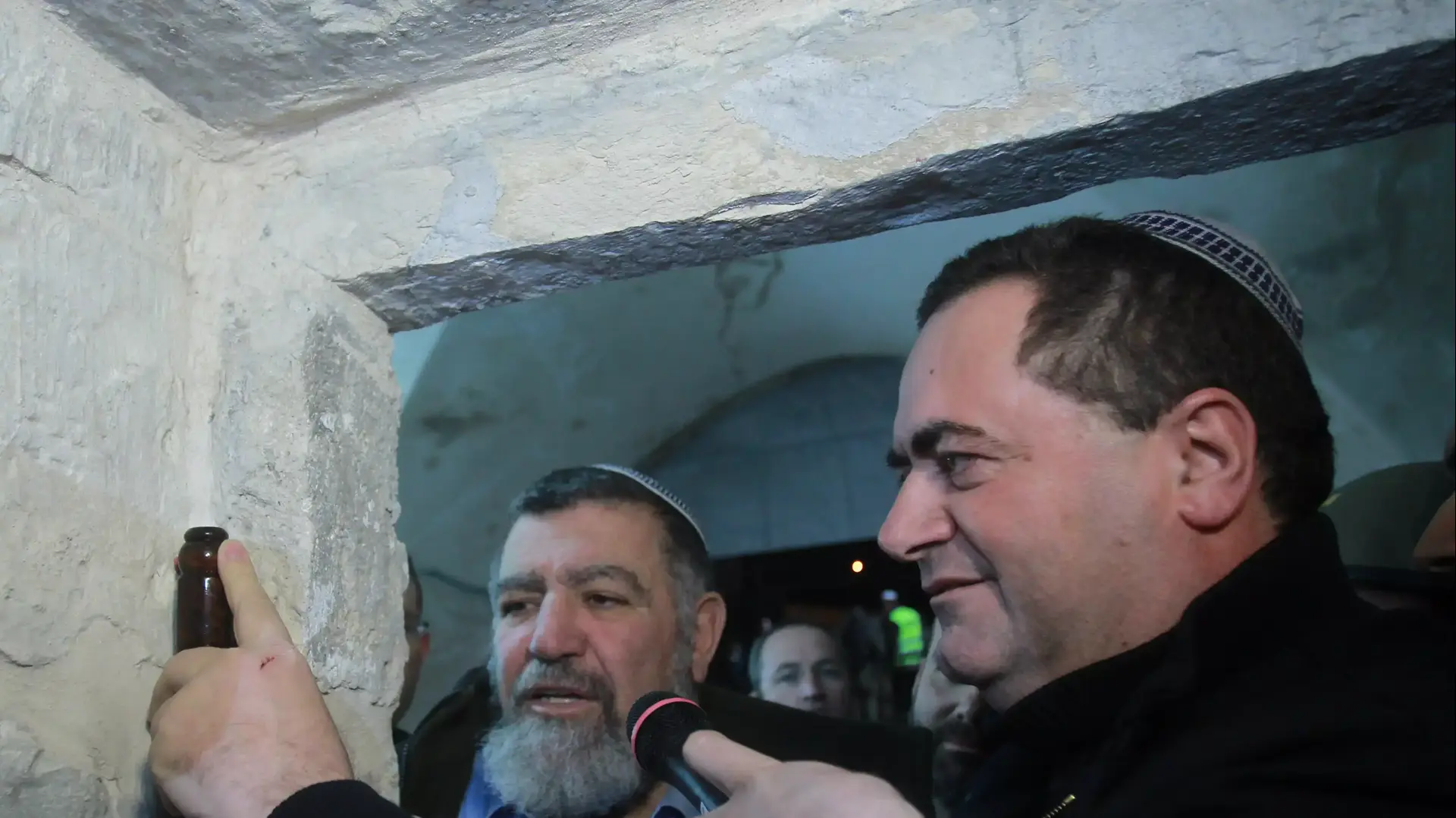 שר התחבורה ישראל כץ קובע מזוזה בקבר יוסף 22 מרץ, 2012