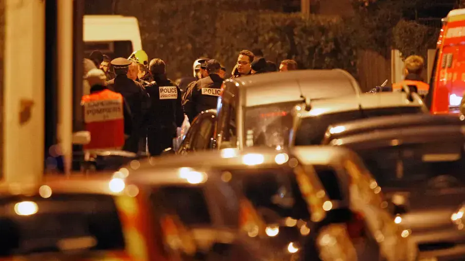 משטרת צרפת מחוץ לביתו של המחבל מוחמד מראח יממה אחרי התבצרותו, מרץ 2012 משטרת צרפת מחוץ לביתו של המחבל מוחמד מראח יממה אחרי התבצרותו, מרץ 2012