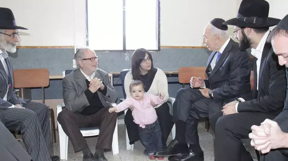 הנשיא שמעון פרס ביקר את אווה סנדלר שאיבדה את בעלה ושני בניה בפיגוע בטולוז הנשיא שמעון פרס ביקר את אווה סנדלר שאיבדה את בעלה ושני בניה בפיגוע בטולוז