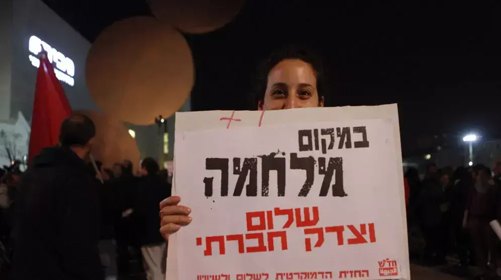 ישראלים מפגינים נגד המתקפה על אירן ישראלים מפגינים נגד המתקפה על אירן
