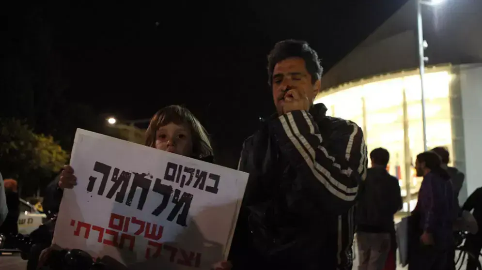 ישראלים מפגינים נגד המתקפה על אירן ישראלים מפגינים נגד המתקפה על אירן