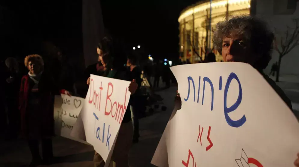 ישראלים מפגינים נגד המתקפה על אירן ישראלים מפגינים נגד המתקפה על אירן