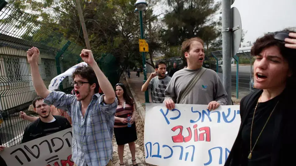 הפגנת ועד עובדי הרכבת מול משרדי ההנהלה, מרץ 2012 הפגנת ועד עובדי הרכבת מול משרדי ההנהלה, מרץ 2012