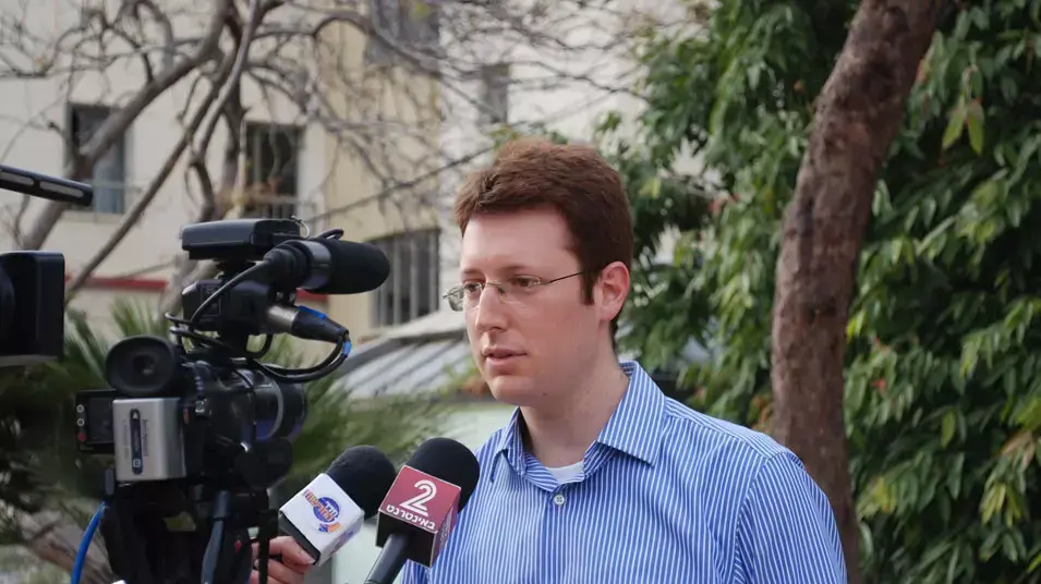 עורך דין יונתן שפיגל, שכתב את העתירה לבג"ץ בעניין הקפאת משלוח הקופות מחוות מזור, בהפגנה בעד סגירת חוות מזור, גינת שינקין, תל אביב עורך דין יונתן שפיגל, שכתב את העתירה לבג"ץ בעניין הקפאת משלוח הקופות מחוות מזור, בהפגנה בעד סגירת חוות מזור, גינת שינקין, תל אביב