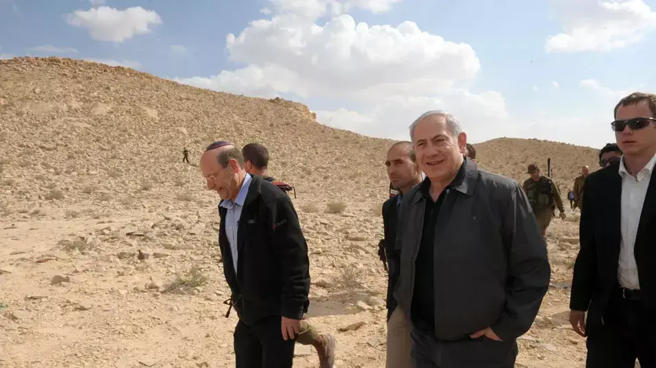 ראש הממשלה בנימין נתניהו מסייר באזור בניית גדר הגבול הדרומי, מרץ 2012 ראש הממשלה בנימין נתניהו מסייר באזור בניית גדר הגבול הדרומי, מרץ 2012