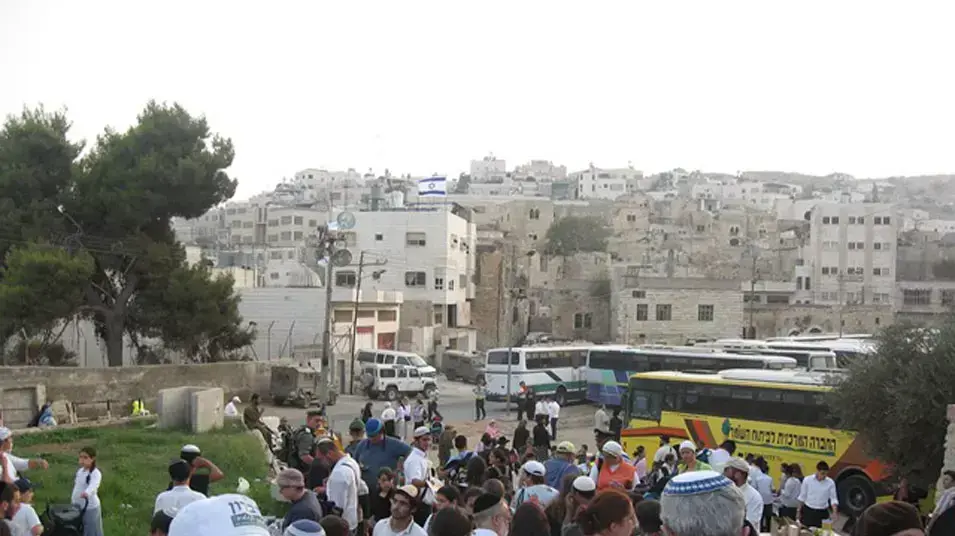 מתנחלים פלשו לבית ליד מערת המכפלה מתנחלים פלשו לבית ליד מערת המכפלה