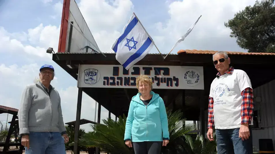דודות בצומת גולני 