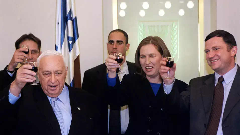 ראש הממשלה אריאל שרון עם ציפי לבני, בטקס שנערך במשרד ראש הממשלה בירושלים בשנת 2003, מרץ 2012 ראש הממשלה אריאל שרון עם ציפי לבני, בטקס שנערך במשרד ראש הממשלה בירושלים בשנת 2003, מרץ 2012