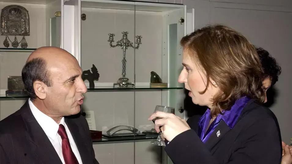 ציפי לבני ושאול מופז בטקס קבלת הפנים הממשלה החדשה שהתקיים בית הנשיא בירושלים בשנת 2003, מרץ 2012 ציפי לבני ושאול מופז בטקס קבלת הפנים הממשלה החדשה שהתקיים בית הנשיא בירושלים בשנת 2003, מרץ 2012