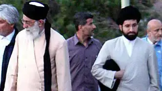 המנהיג העליון של אירן, עלי חמינאי (משמאל) עם בנו, מוג'תבא חמינאי המנהיג העליון של אירן, עלי חמינאי (משמאל) עם בנו, מוג'תבא חמינאי