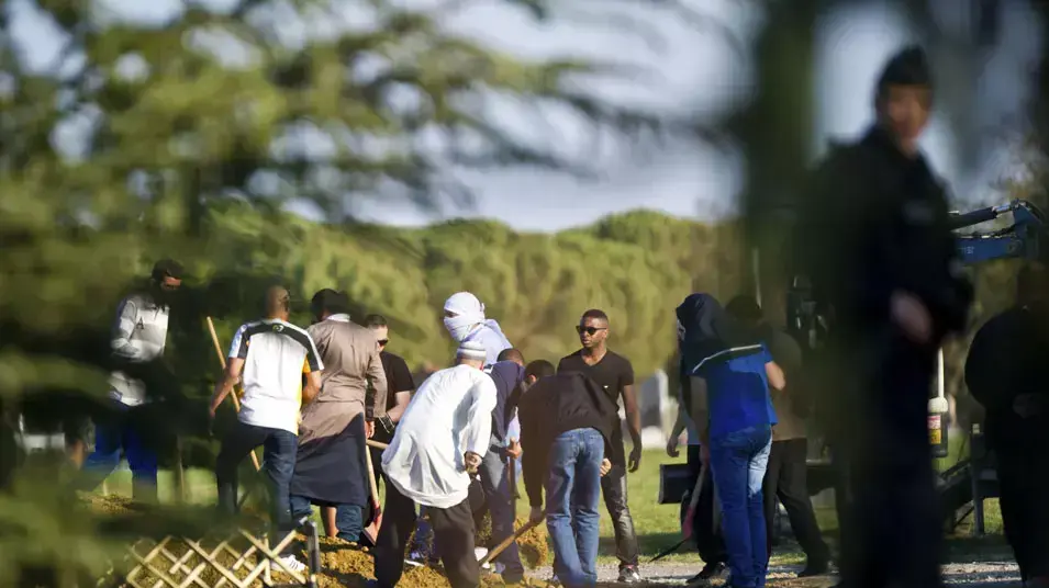 הלוויתו בטולוז של המחבל מוחמד מראח, בחלקה המוסלמית של בית העלמין בעיר. מרץ 2012 הלוויתו בטולוז של המחבל מוחמד מראח, בחלקה המוסלמית של בית העלמין בעיר. מרץ 2012
