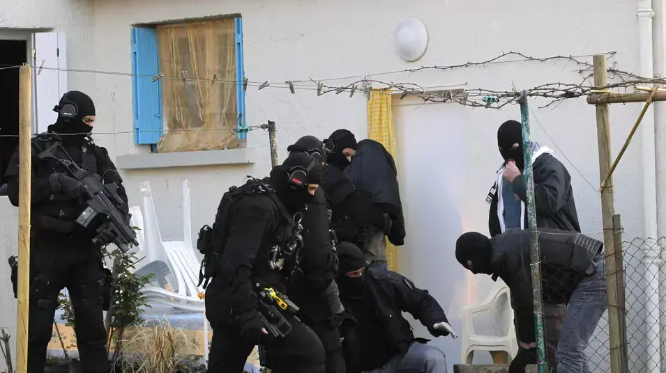 שוטרים מיחידת RAID של משטרת צרפת עוצרים חשודים בפעילות טרור בטולוז. מרץ, 2012 שוטרים מיחידת RAID של משטרת צרפת עוצרים חשודים בפעילות טרור בטולוז. מרץ, 2012