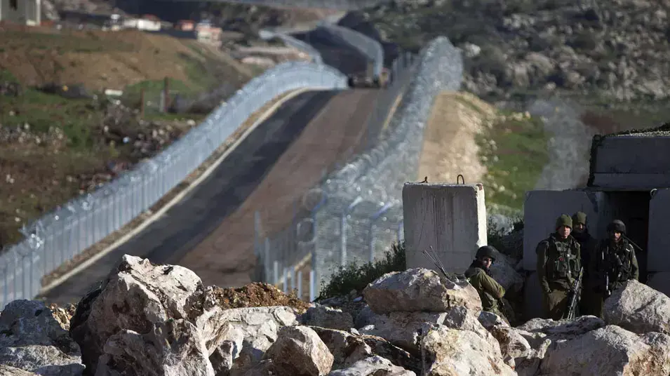 חיילי צה"ל ערוכים באזור הכפר מג'דל שמס לקראת הפגנות יום האדמה. מרץ, 2012 חיילי צה"ל ערוכים באזור הכפר מג'דל שמס לקראת הפגנות יום האדמה. מרץ, 2012