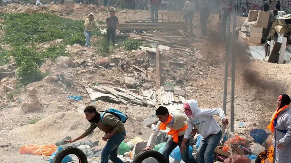 עימותים בין פלסטינים לכוחות הביטחון במעבר קלנדיה, בעת הפגנה לציון יום האדמה עימותים בין פלסטינים לכוחות הביטחון במעבר קלנדיה, בעת הפגנה לציון יום האדמה