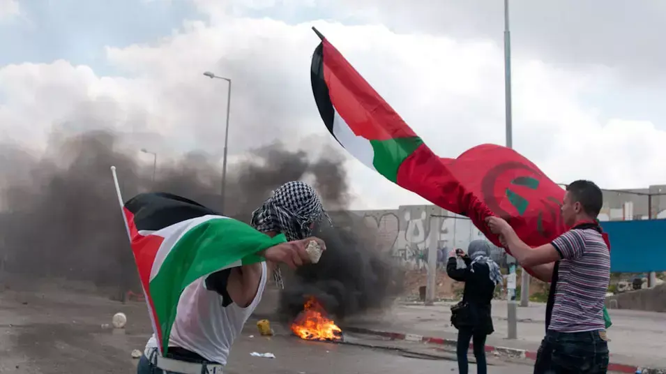 עימותים בין פלסטינים לכוחות הביטחון במעבר קלנדיה, בעת הפגנה לציון יום האדמה עימותים בין פלסטינים לכוחות הביטחון במעבר קלנדיה, בעת הפגנה לציון יום האדמה