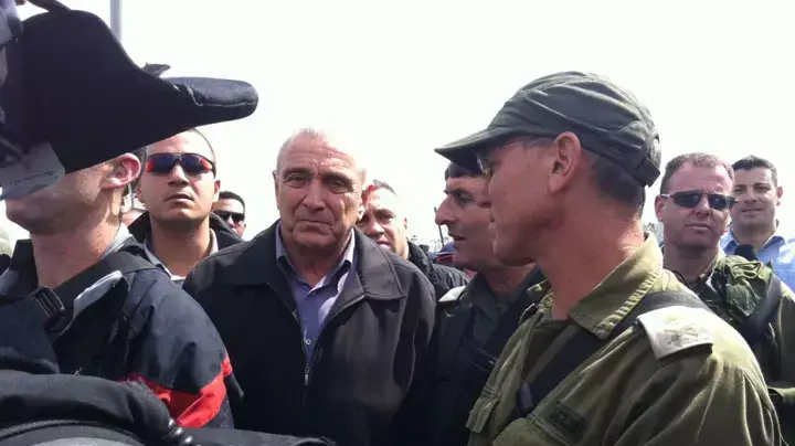 השר לביטחון פנים יצחק אהרונוביץ' ו אלוף פיקוד המרכז ניצן אלון במחסום קלנדיה מרץ 2013 השר לביטחון פנים יצחק אהרונוביץ' ו אלוף פיקוד המרכז ניצן אלון במחסום קלנדיה מרץ 2013