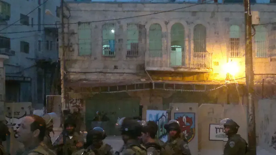 פעילי שמאל ופלסטינים פלשו לבית בחברון, אפריל 2012