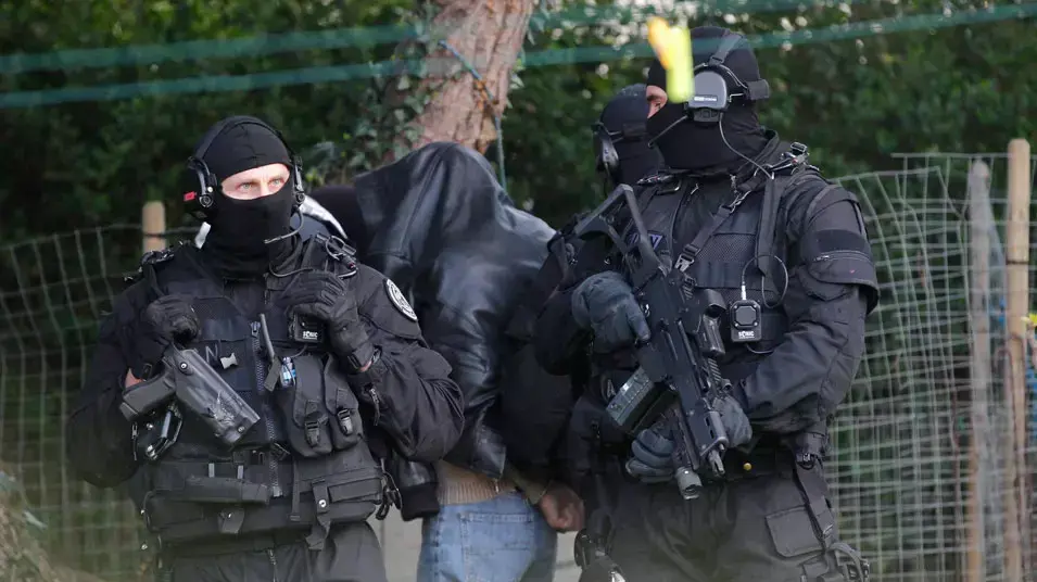 יחידת עילית של משטרת צרפת פושטת על ביתו של חשוד בטרור איסלמי בעיר טולוז, 30 במרץ 2012