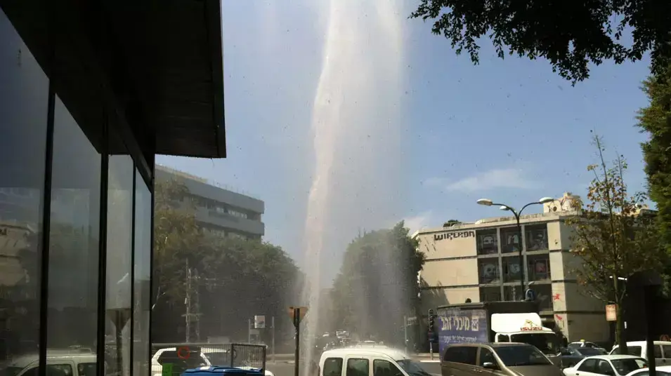 צינור שהתפוצץ בצומת קרליבך אבן גבירול תל אביב, אפריל 2012 צינור שהתפוצץ בצומת קרליבך אבן גבירול תל אביב, אפריל 2012
