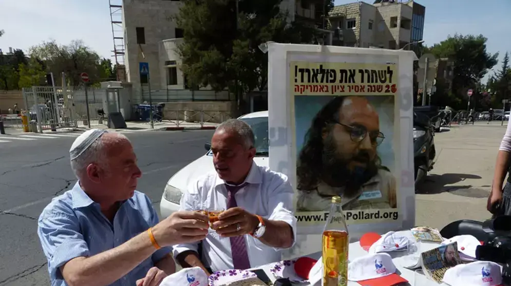 חברי הכנסת קיימו סדר עם כיסא ריק למען פולארד מול בית ראש הממשלה, אפריל 2012 חברי הכנסת קיימו סדר עם כיסא ריק למען פולארד מול בית ראש הממשלה, אפריל 2012