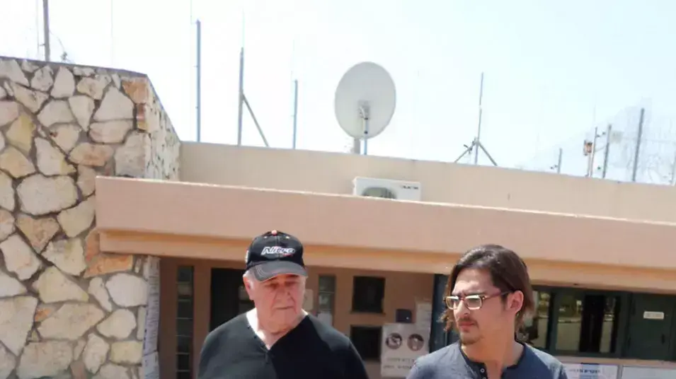אברהם הירשזון יוצא לחופשה מהכלא אברהם הירשזון יוצא לחופשה מהכלא