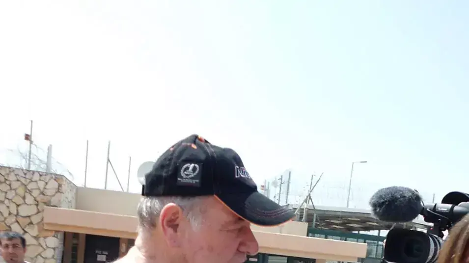 אברהם הירשזון יוצא לחופשה מהכלא אברהם הירשזון יוצא לחופשה מהכלא