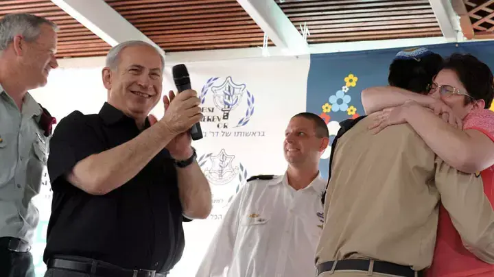 בנימין נתניהו בהרמת כוסית עם חיילים בודדים, חייל נפגש עם משפחתו לאחר שלא ראה אותם שנתיים 