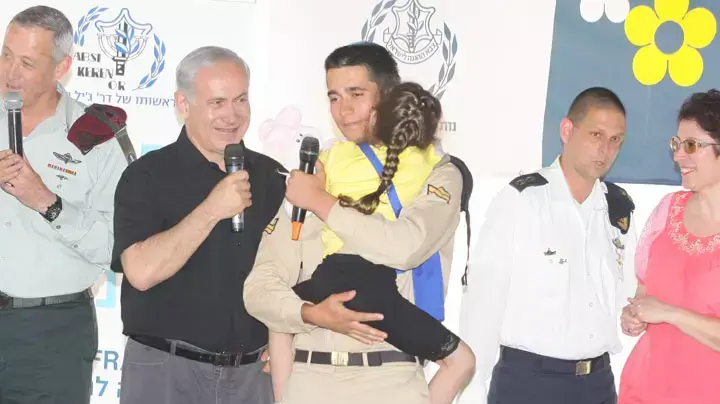 נתניהו בהרמת כוסית עם חיילים בודדים לכובד הפסח - חייל שלא ראה את משפחתו שנתיים מתאחד עמם נתניהו בהרמת כוסית עם חיילים בודדים לכובד הפסח - חייל שלא ראה את משפחתו שנתיים מתאחד עמם