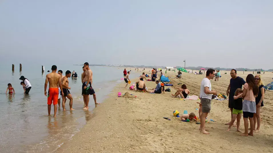 מבלים בחג הפסח בחוף בית ינאי מבלים בחג הפסח בחוף בית ינאי